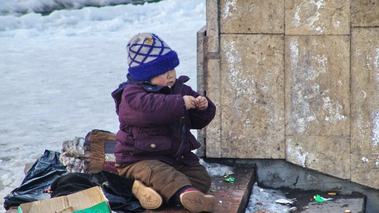 Санька с матерью жили бедно и голодно. Казахстан нищета.