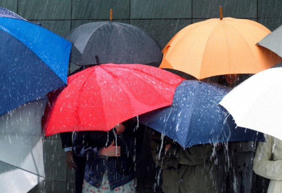Неделя будет дождливо. Разноцветные зонтики дождь. Дождевой зонт. Ливень зонт. Человек с зонтом под дождем.