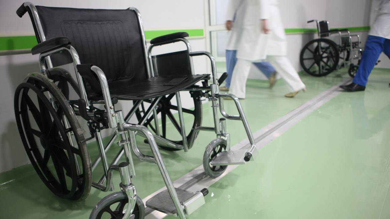 Повышение пособий по инвалидности в казахстане. Коляска для инвалидов. Инвалидность. Тележки для лиц с инвалидностью. Коляска для инвалида 1 группы 2022.