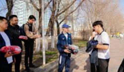 Астанада көшеде өтіп бара жатқандар вейптерді спорттық құрал-жабдықтарға айырбастаған