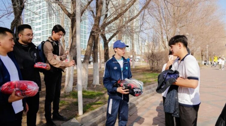 Астанада көшеде өтіп бара жатқандар вейптерді спорттық құрал-жабдықтарға айырбастаған