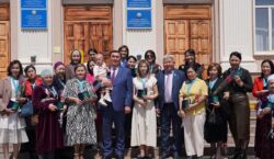 55 многодетных матерей Тараза наградили золотыми и серебряными подвесками
