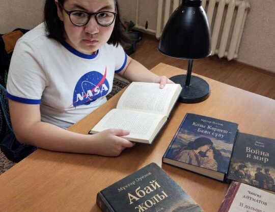 11-летняя особенная школьница из Астаны прочитала 280 книг