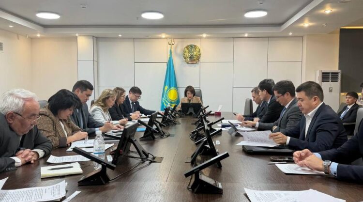 ҚАЗАҚСТАНДЫҚТАРҒА СКРИНИНГТЕР МЕН ВАКЦИНАЛАУ ТУРАЛЫ 1414 НӨМІРІНЕН SMS-ХАБАРЛАМАЛАР ЖІБЕРІЛЕДІ