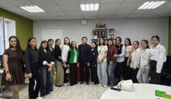 Студенттер басқа студенттерге көмектеседі: ЕҰУ-де инклюзия қалай жұмыс істейді